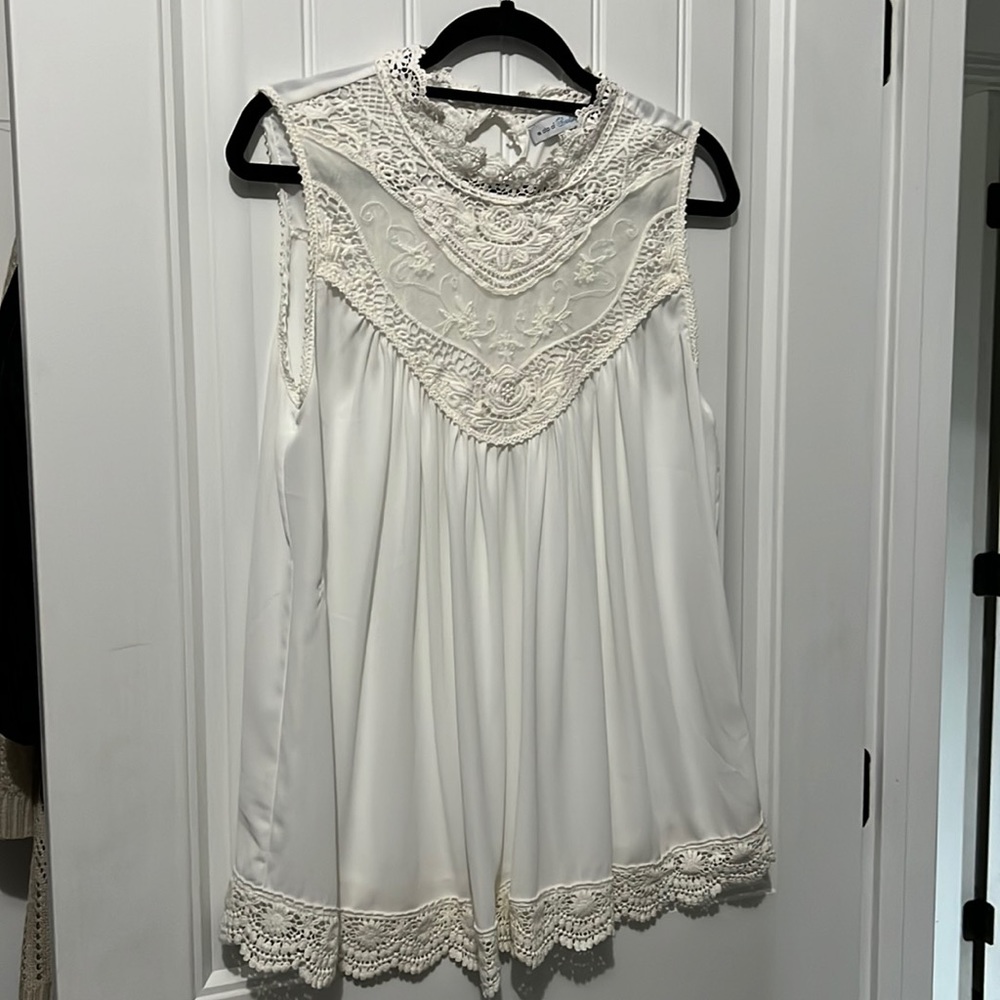 Womens size XXL blouse. Sleeveless. White